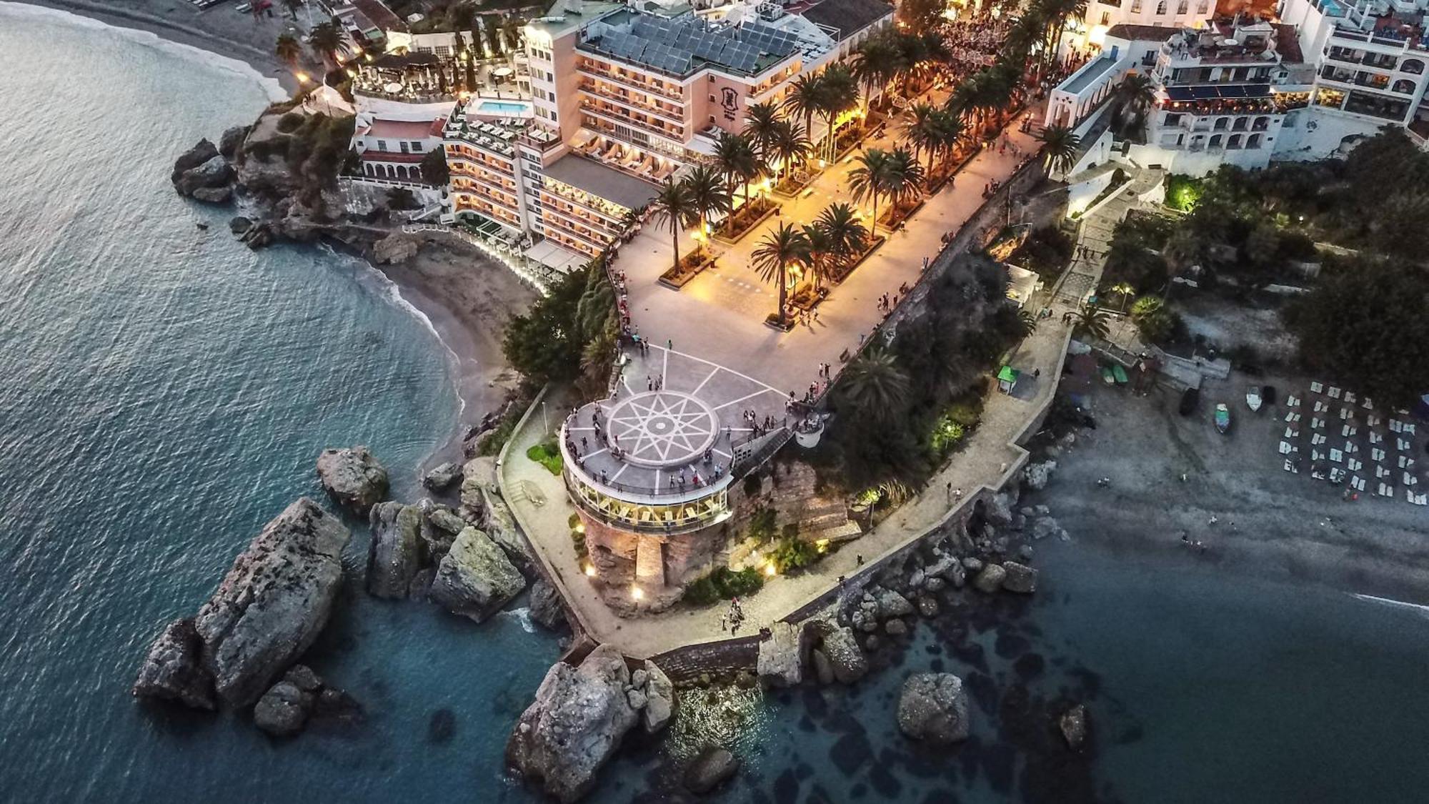 Renovated Apartment On Beachside With Pool Nerja Eksteriør billede