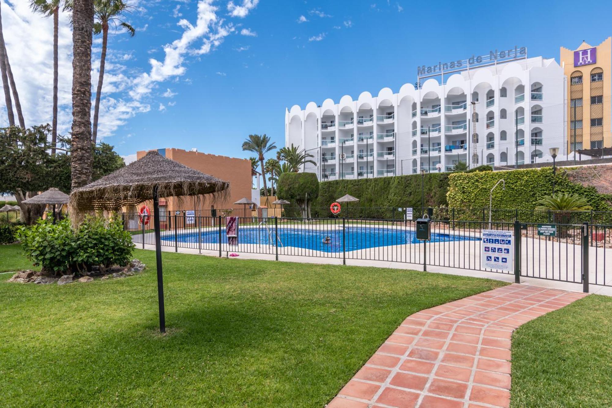 Renovated Apartment On Beachside With Pool Nerja Eksteriør billede