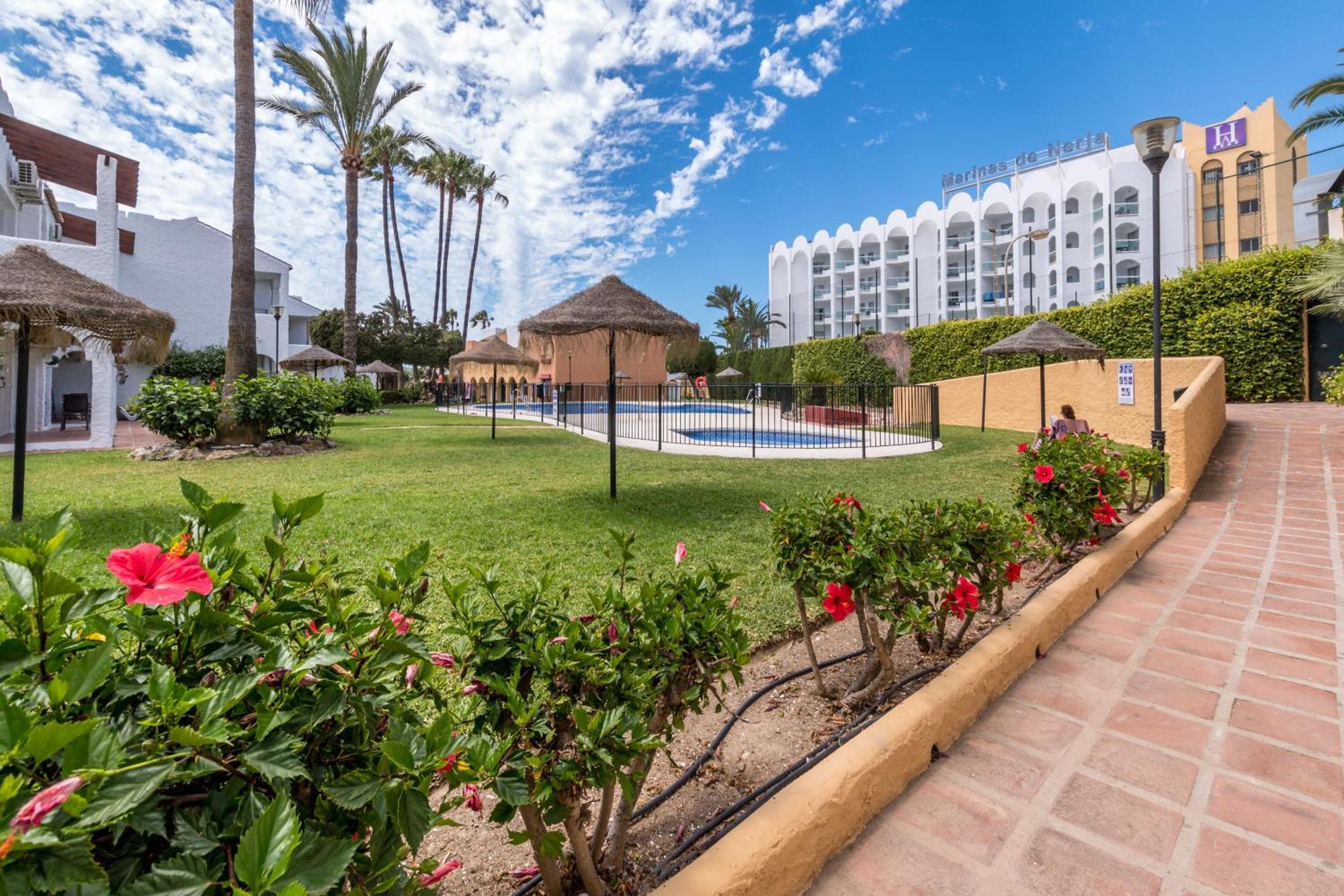 Renovated Apartment On Beachside With Pool Nerja Eksteriør billede